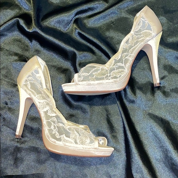 Lulu Townsend Lace Heels - Picture 2 of 5